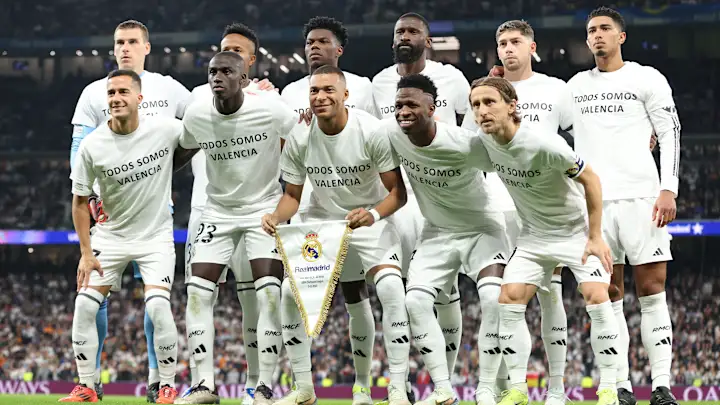"Jugadores del Real Madrid posan con camiseta de apoyo a las víctimas de la DANA en Valencia antes del partido"