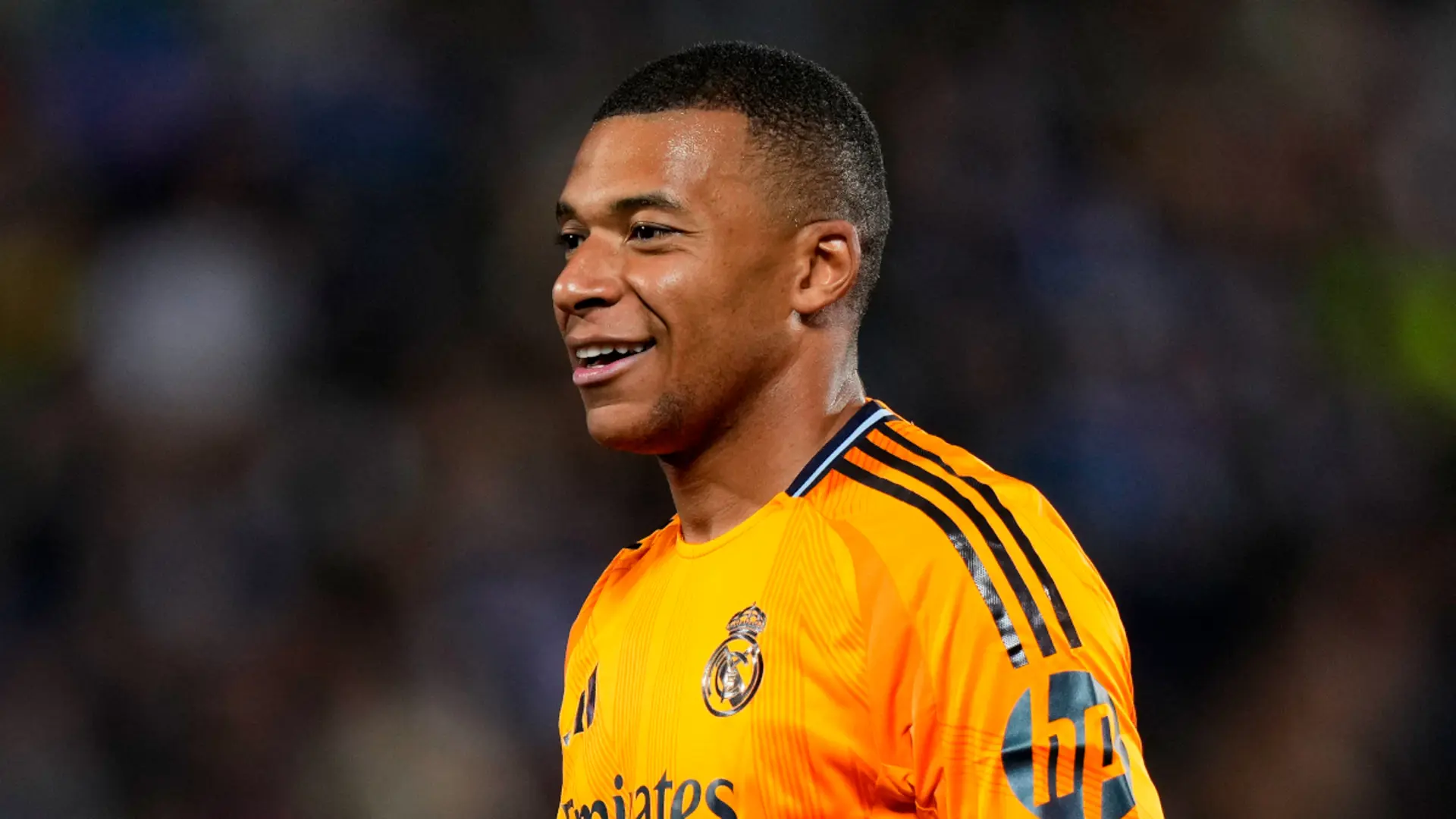 "Kylian Mbappé en acción, preparado para liderar al Real Madrid hacia el triunfo"