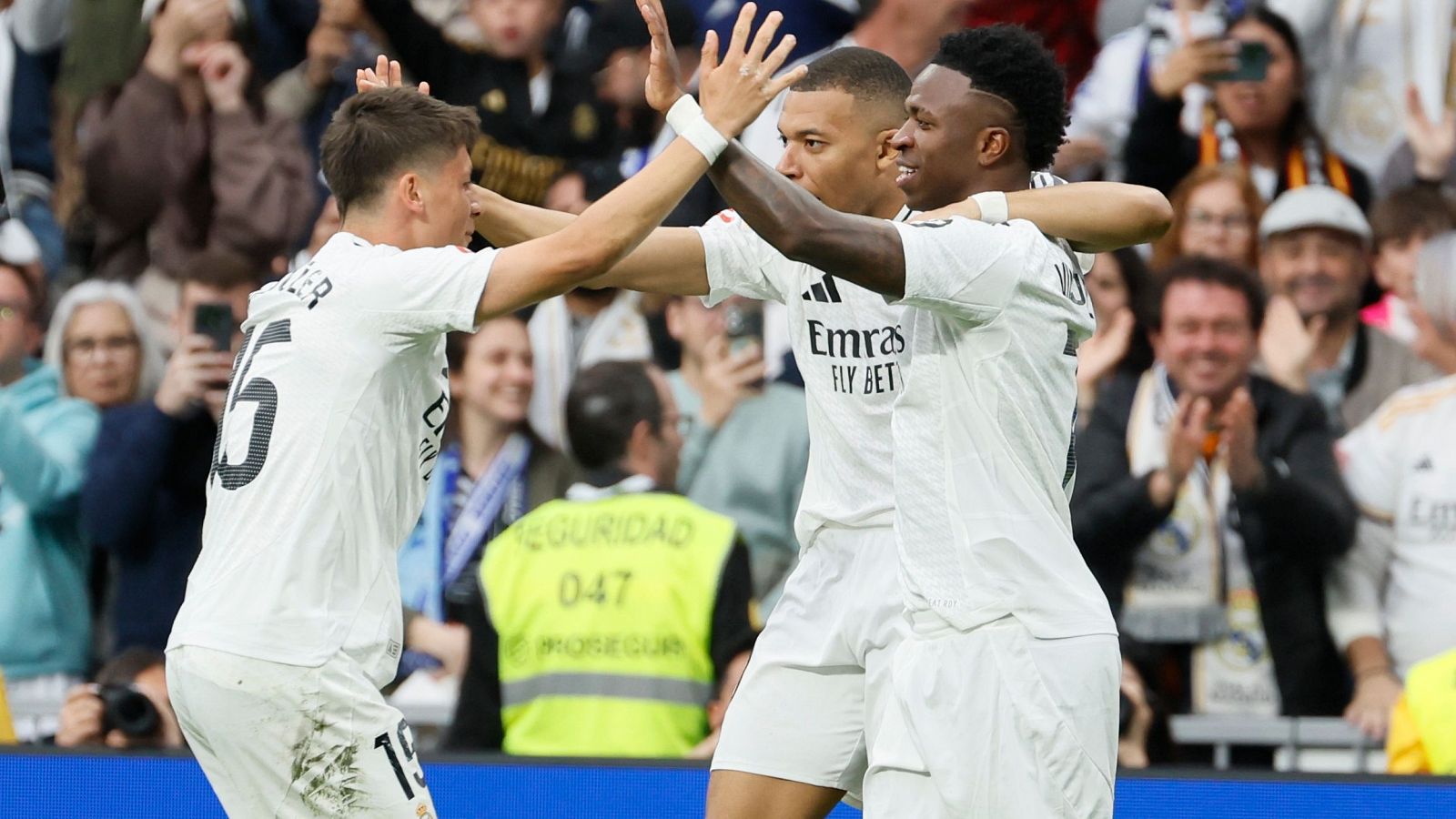 Güler, Mbappé y Vinicius celebran un gol durante el partido entre el Real Madrid y el Celta en el Santiago Bernabéu