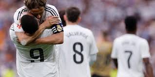 Modric y Mbappé abrazados celebrando en el Santiago Bernabéu tras el partido entre el Real Madrid y la Real Sociedad