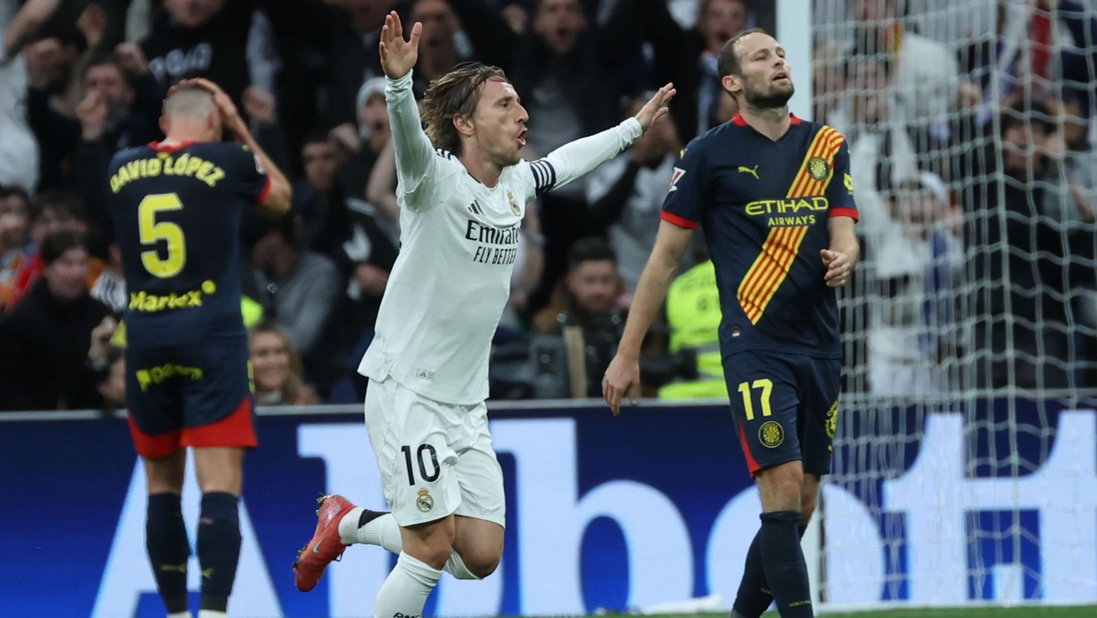 Luka Modric celebrando su gol en la victoria del Real Madrid 2-0 frente al Girona en el Santiago Bernabéu